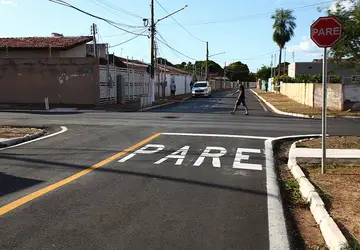 Mais de 80 bairros de Várzea Grande recebem melhorias na sinalização de trânsito