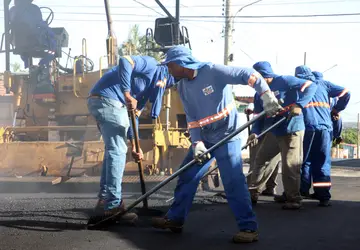 Programa de recapeamento e asfalto novo avança por toda cidade
