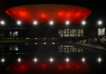 Congresso iluminado em vermelho lembra Dia Mundial do Doador de Sangue