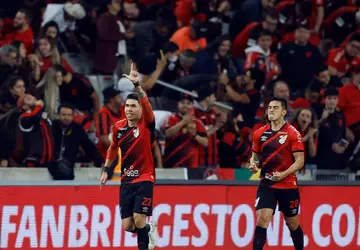 Athletico-PR derrota Libertad por 2 a 1 na Arena da Baixada