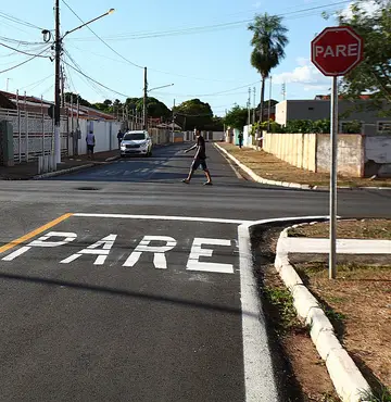 Mais de 80 bairros de Várzea Grande recebem melhorias na sinalização de trânsito