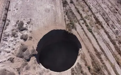 Buraco gigante chama atenção no Deserto do Atacama no Chile